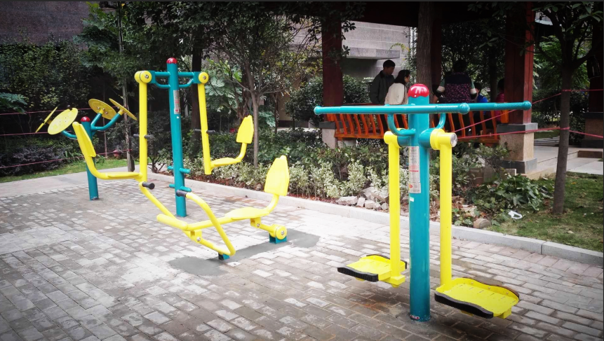 小區(qū)健身器材，游樂設施，epdm橡膠地面，幼兒園桌椅，硅pu球場